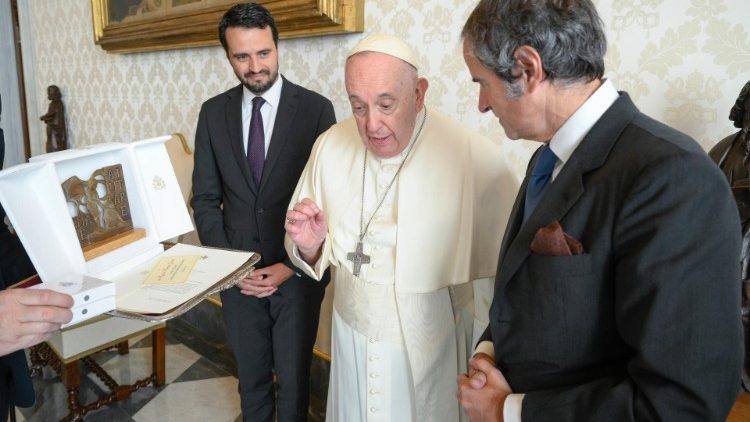 IAEA-Generaldirektor Rafael Mariano Grossi (rechts) und Papst Franziskus
