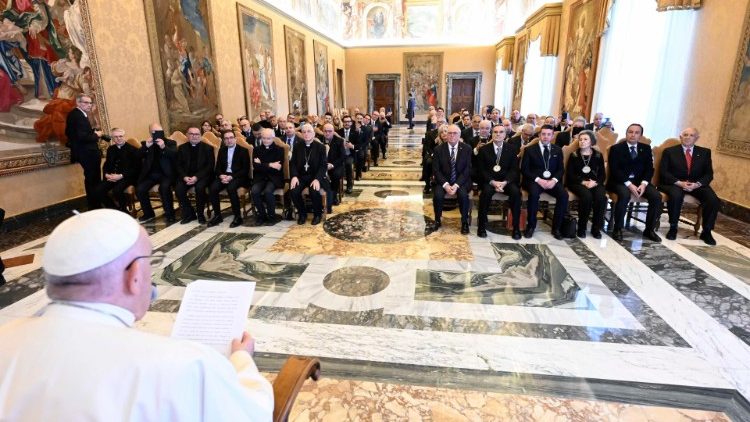Francesco con i membri della Confederazione delle Confraternite delle Diocesi d'Italia