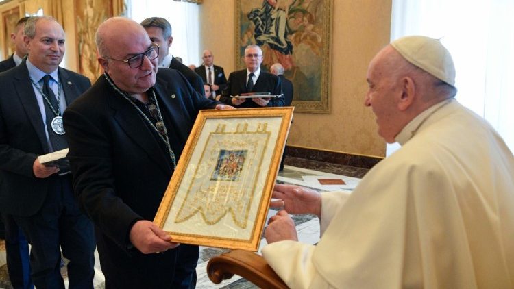 François reçoit les membres de la Confédération des confréries des diocèses d’Italie, le 16 janvier 2023