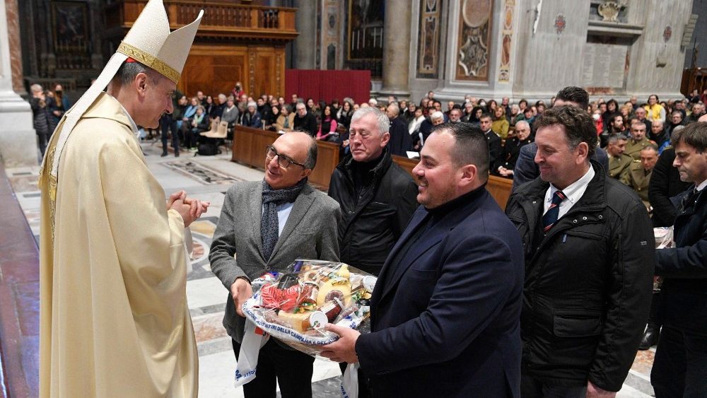 L'offerta dei prodotti della terra durante la messa nella Basilica Vaticana