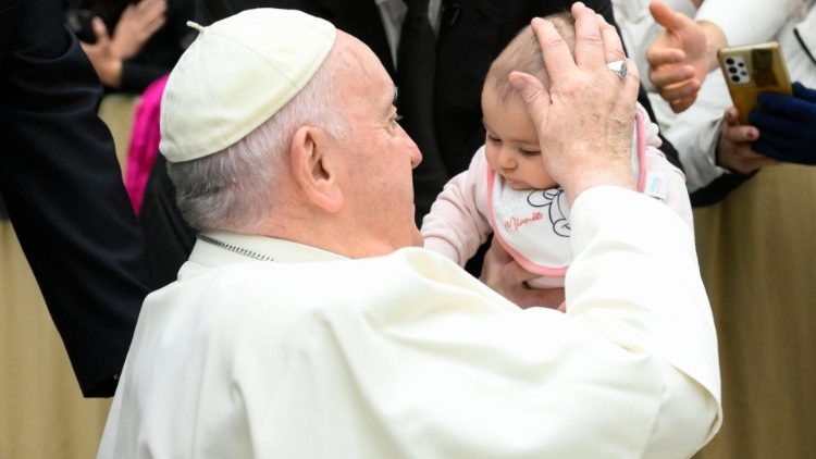 Papa akibariki mtoto wakati wa Katekesi 18 Januari 2023