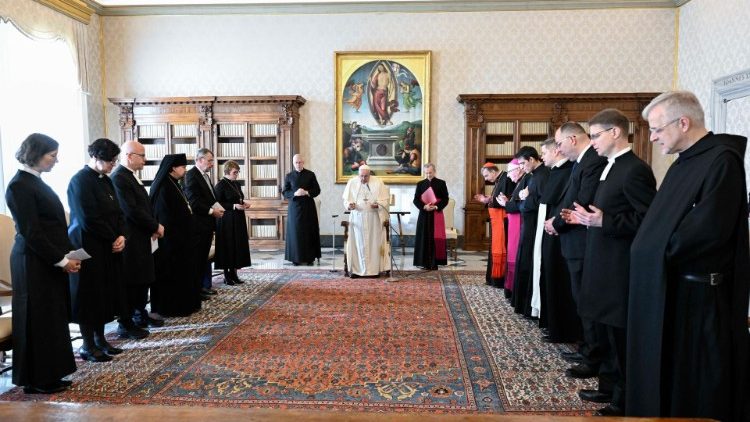La dlgation ?cumnique de Finlande et le Pape Fran?ois prient ensemble dans la bibliothque du Palais apostolique, le 19 janvier 2023. 