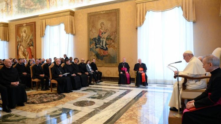 Il Papa mentre tiene il suo discorso