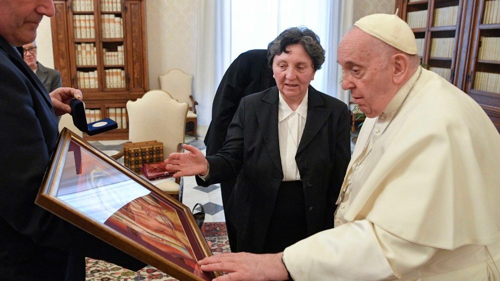 Papa Francisco com as Irm?s do Servi?o Social