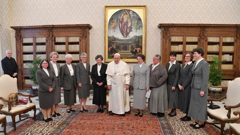 Papa Francisco com as Irm?s do Servi?o Social
