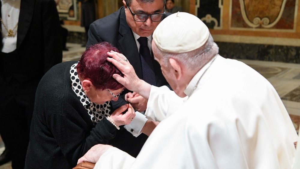 Papa com membros da Uni?o Nacional dos Mutilados por Servi?o 