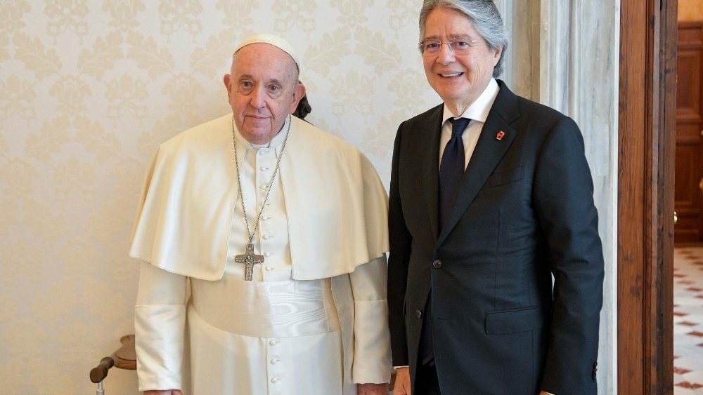 Presidente do Equador, Sr. Guillermo Lasso Mendoza,ao lado do Papa Francisco