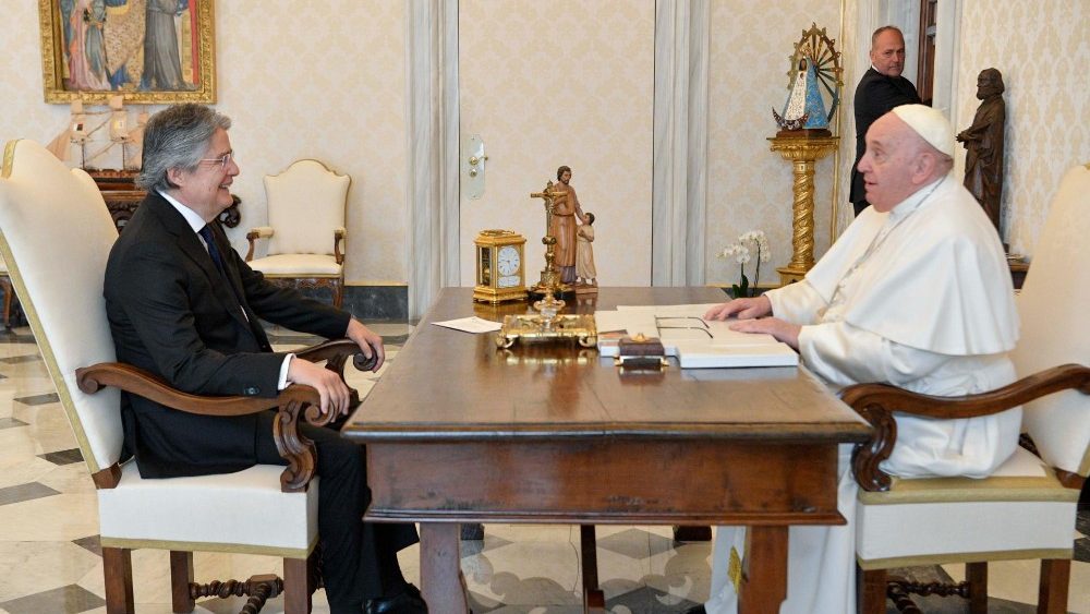 Presidente do Equador, Sr. Guillermo Lasso Mendoza, trata de temas de atualidade com o Santo Padre