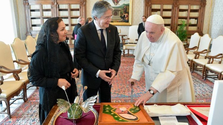 Exchange of gifts during the Audience with President Lasso