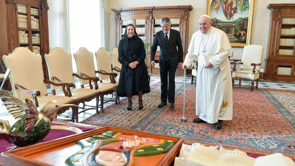 Presidente do Equador, Sr. Guillermo Lasso Mendoza, acompanhado pela esposa, acompanhados por Papa Francisco