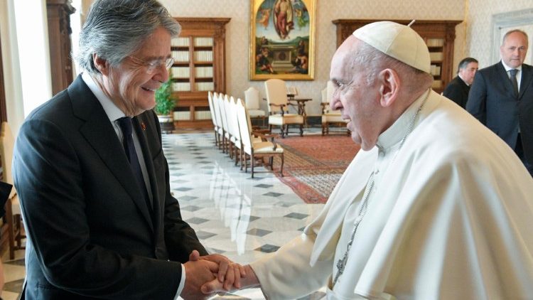  Guillermo Lasso Mendoza (links) und Papst Franziskus