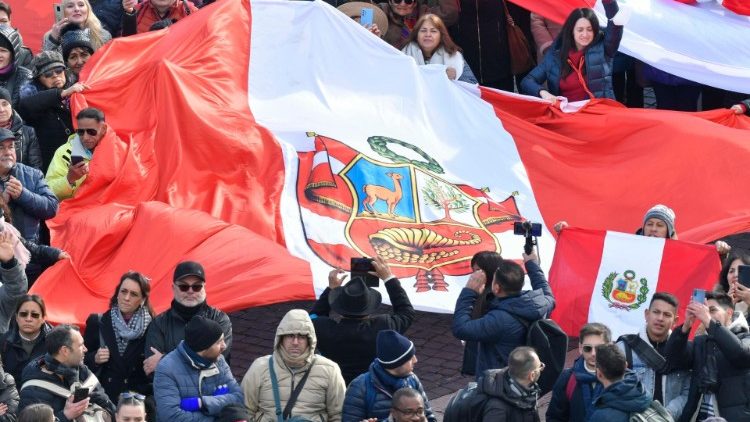 Presen?a de peruanos na Pra?a S?o Pedro n?o passou desapercebida ao Papa