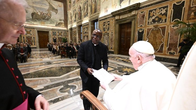 Les volontaires de l'Œuvre pour la promotion de l'alphabétisation dans le monde en audience avec le Pape François, lundi 23 janvier 2023
