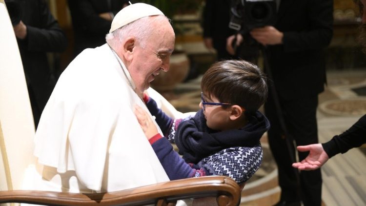 Papa Francesco con i volontari dell'Opera di Promozione dell'Alfabetizzazione nel Mondo (Opam)