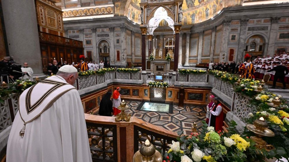 Wegen seines anhaltenden Knieleidens konnte der Papst nicht mit den anderen Religionsvertretern zum Paulusgrab hinuntersteigen