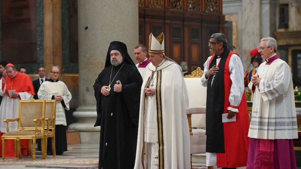 Papst Franziskus mit Religionsvertretern