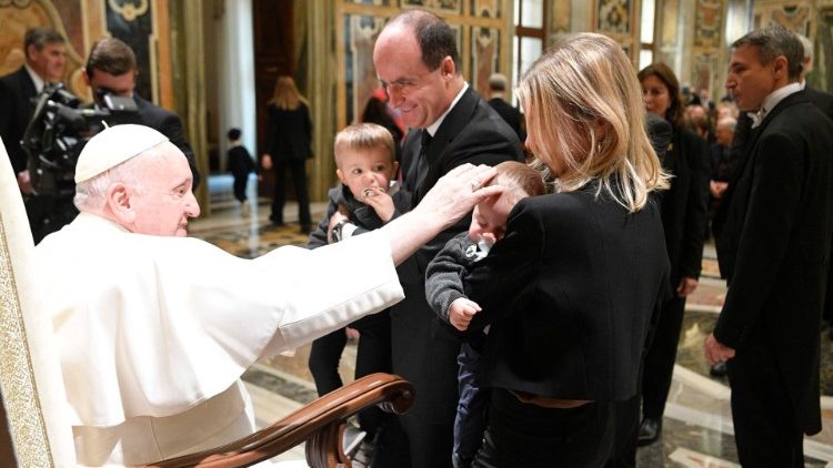 Le Pape et des membres de l'Association italienne de fondations et organismes philanthropiques, jeudi 26 janvier 2023.