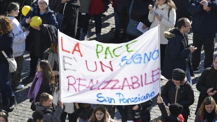 Un gruppo di ragazzi con uno striscione in Piazza San Pietro