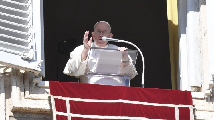 Il Papa all'Angelus