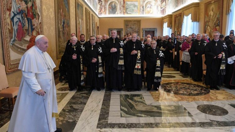 Il Papa mentre fa il suo ingresso nella Sala del Concistoro