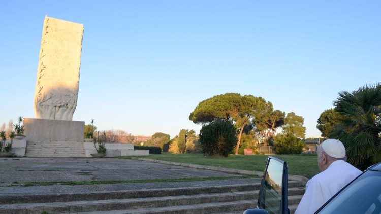 Le Pape François se recueille devant le Monument aux morts de Kindu, à Fiumicino. 