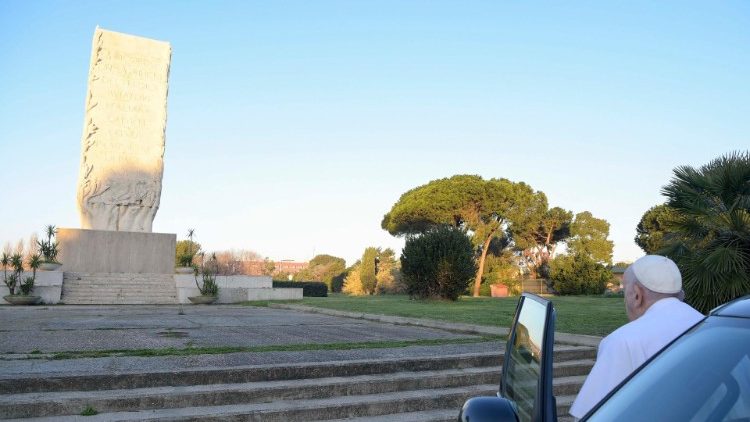 Papa, në lutje para Monumentit të të rënëve në Kindu