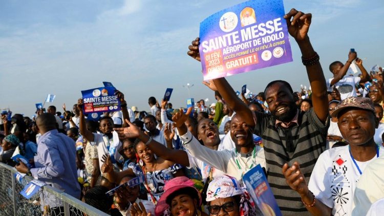 Fedeli alla Messa di Kinshasa