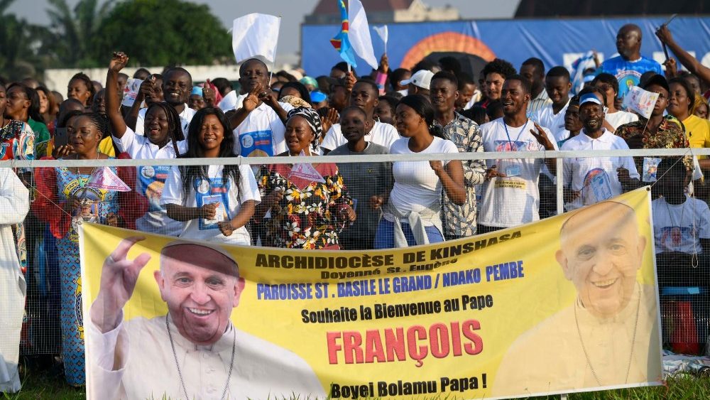 Folla enorme alla Messa di Papa Francesco all'aeroporto N'dolo di Kinshasa