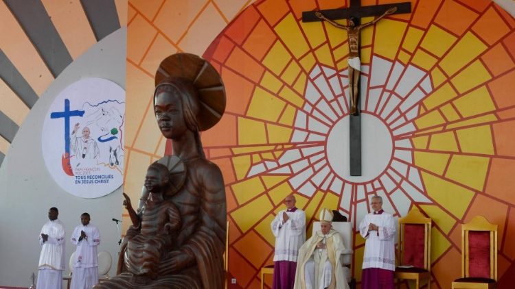 O Papa Francisco durante a missa pela paz e a justiça no Aeroporto de Ndolo, em Kinshasa,