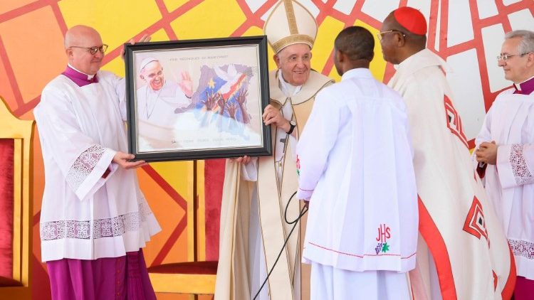Cardinal Ambongo presents MAP Francis with a gift