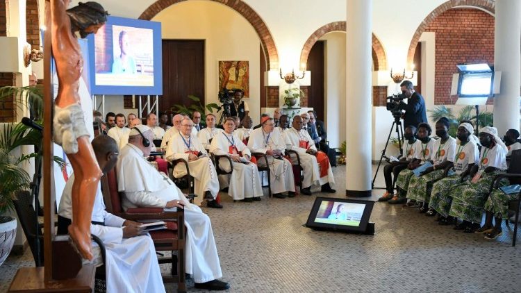 Baba Mtakatifu amesikiliza shuhuda zao na kuwatia shime katika mahangaiko.