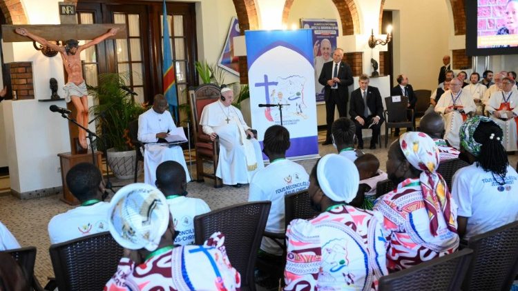 Vctimas de la violencia ofrecieron su testimonio al Papa Francisco en la Nunciatura Apostlica de Kinshasa.