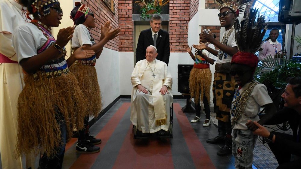 Na Nunciatura Apostlica em Kinshasa, o encontro do Papa com representantes de Obras de caridade 