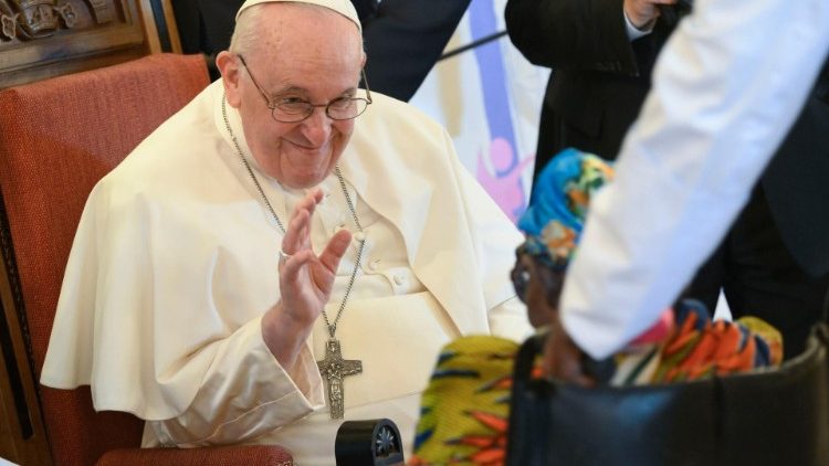 Papa alikutanana wahitaji na watoa huduma ya upendo