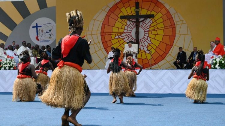 Vijana wakihea ngoma ya utamaduni mbele ya Papa
