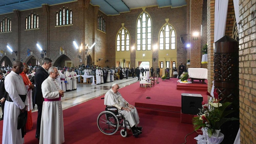 Papa Francisco na Catedral de Nossa Senhora do Congo com os sacerdotes