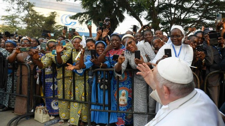 MAP Francis waving to the faithful in the Democratic Republic of Congo
