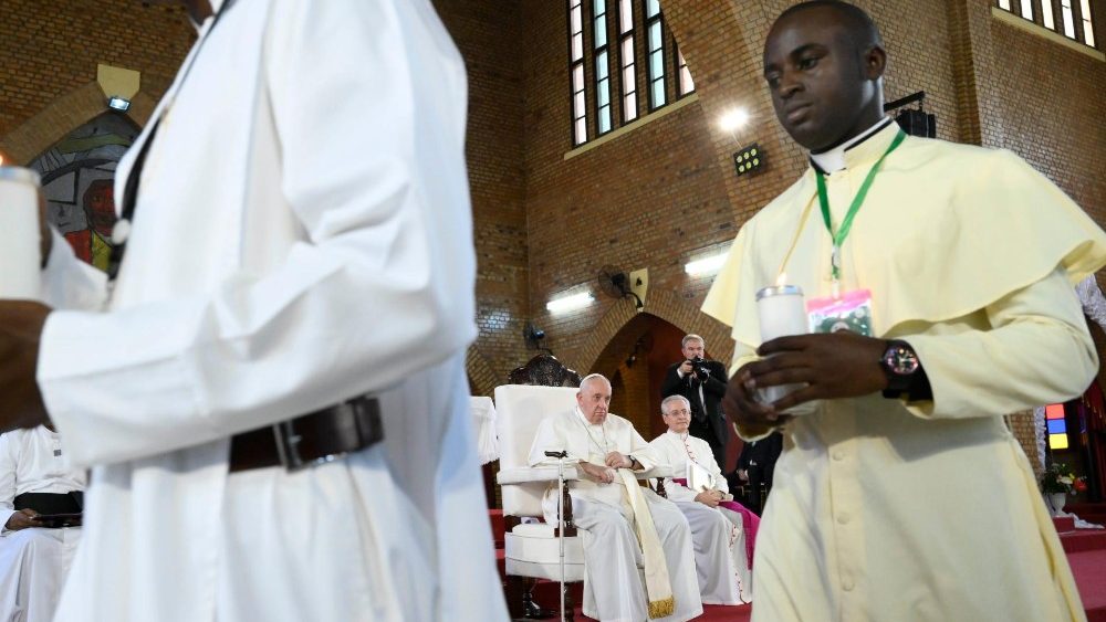 Papa Francisco na Catedral de Nossa Senhora do Congo com os sacerdotes