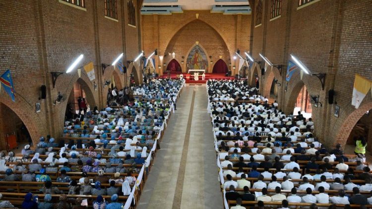Baba Mtakatifu Alhamisi tarehe 2 Februari 2023 amekutana na kuzungumza na makleri, watawa na majandokasisi, kama sehemu ya maadhimisho ya Sikuu ya Kutolewa Bwana Hekaluni sanjari na Siku ya Kuombea Watawa Duniani 