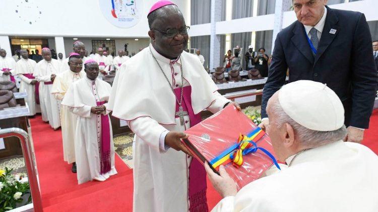 Il saluto del Papa ai singoli vescovi
