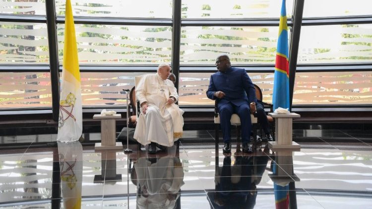 Takimi i Papës me presidentin e RD të Kongos, në aeroport