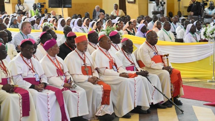 Viongozi wa Kanisa wawe ni mashuhuda wa ukaribu wa Mungu