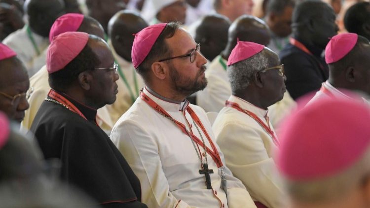 Bischof Carlassare (Mitte) beim Treffen mit dem Papst