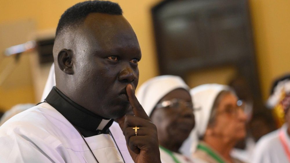 Ordensfrauen, Priester, Seminaristen und Bisch?fe h?rten dem Papst zu