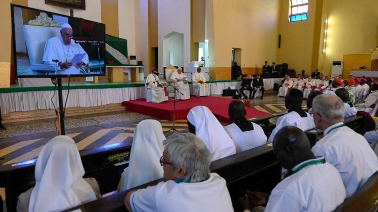 ഫ്രാൻസീസ് പാപ്പാ, ദക്ഷിണ സുഡാനിൽ മെത്രാന്മാരും വൈദികരും ശെമ്മാശന്മാരൂം സമർപ്പിതജീവിതം നയിക്കുന്നവരും വൈദികാർത്ഥികളുമൊത്ത് കൂടിക്കാഴ്ച നടത്തുന്നു, 04/02/22