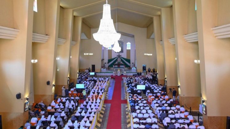 Viongozi wa Kanisa , watawa wamakuhani, waseminari na mashemasi wakutana na Papa