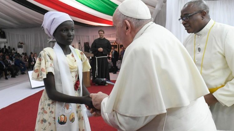 Papa Francisco sada uma jovem que deu seu testemunho no encontro na Freedom Hall