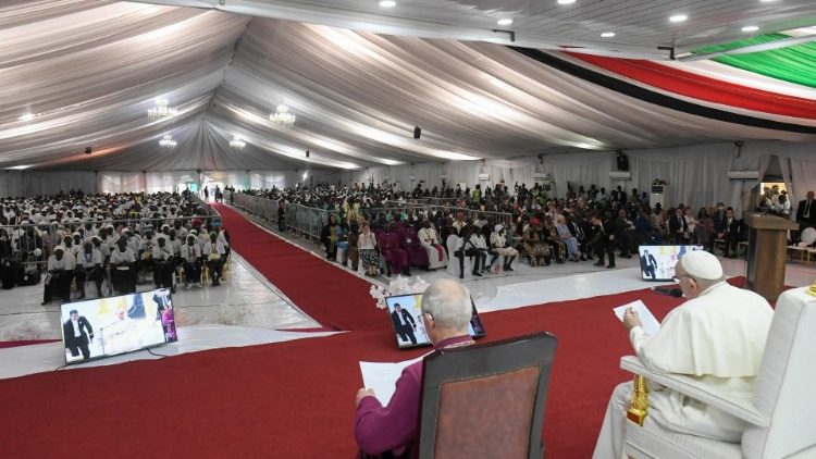 Papa Francesco nella Freedom Hall con gli sfollati dei campi sudsudanesi
