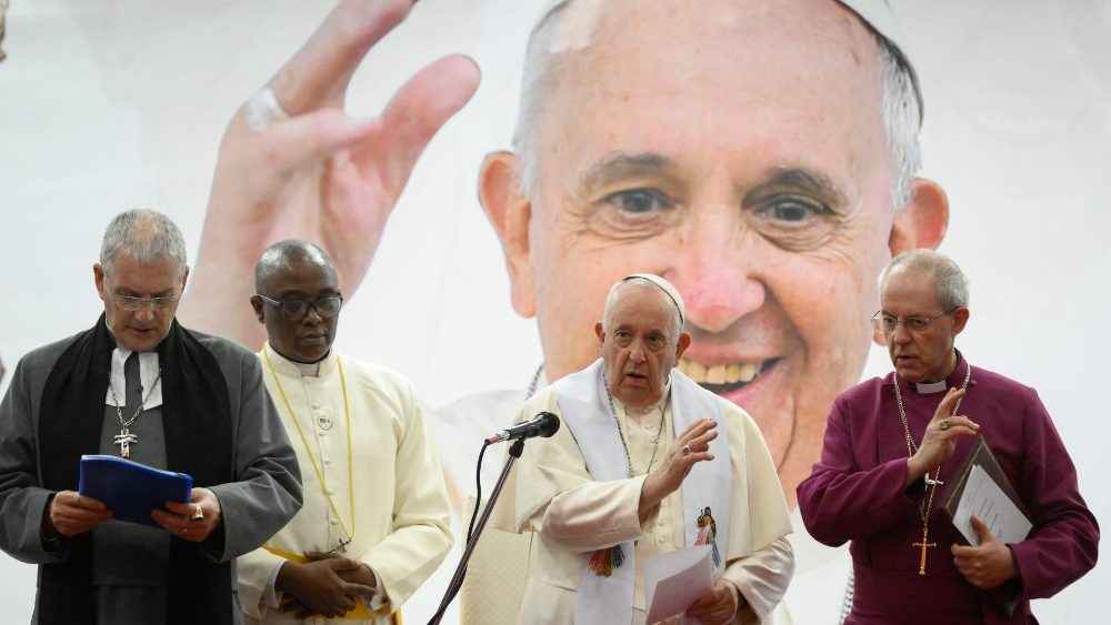 Le Pape rencontre des dplacs sud-soudanais  Juba - ici avec Justin Welby et Iain Greenshields. Le 4 fvrier 2023