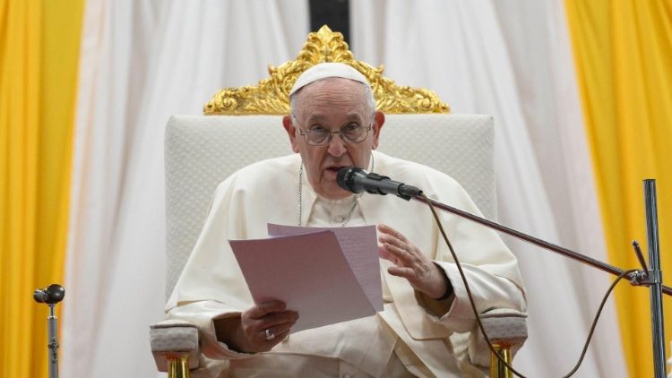 Il Papa mentre tiene la sua allocuzione